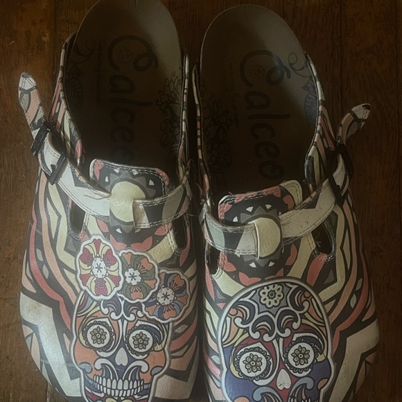 Calceo Women’s Floral Dry Skull Clogs - Picture 3 of 4